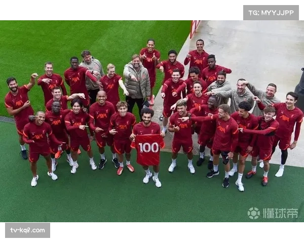 通讯：富勒姆老将威廉达成英超350场里程碑，赛后获赠定制纪念球衣